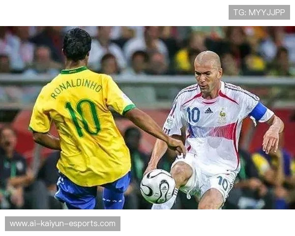 全球足坛巅峰之争：2025年十大足球球星排行榜揭秘